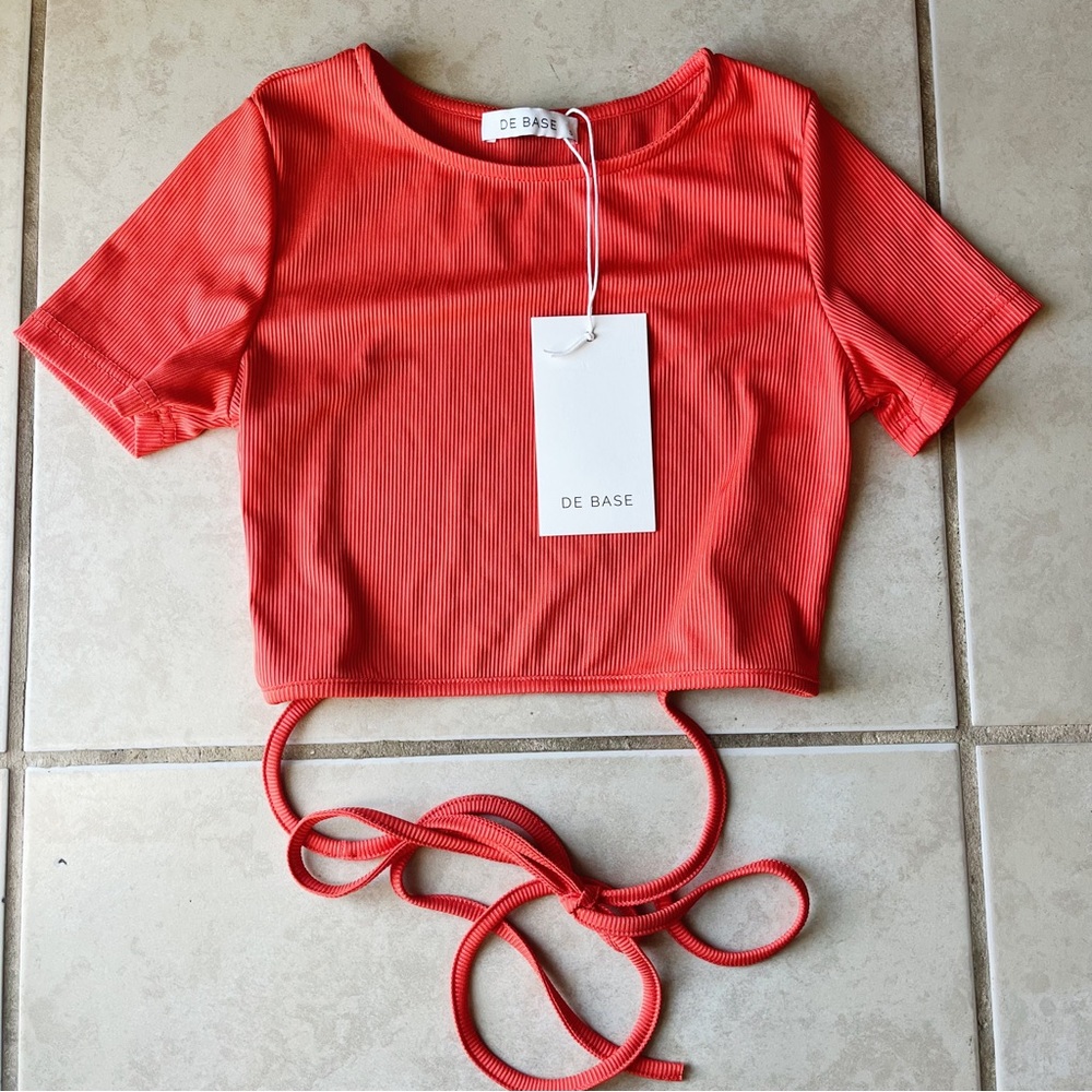 NWT De Base Boutique Short Sleeve Cropped Top with Tie and Cutout Back
